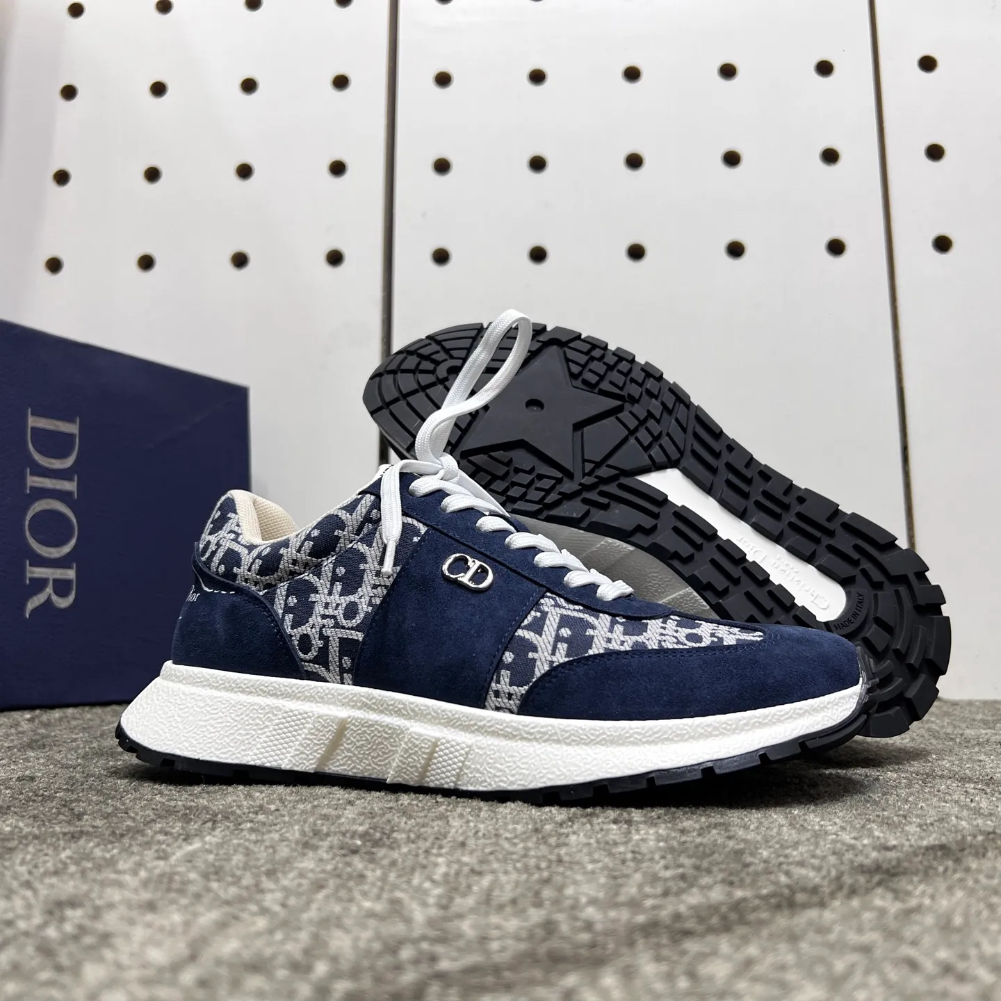 Factory price: 438💰【DIAo·Dior】Original quality.~ Unique modern style sneakers. 🏃A must-have casual shoe for trendy men😍😍 Original brand imported from Italy, imported original leather, sheep lining (refuses to discolor and grind feet) Sole: Original sole provided by the original factory, French lazy style design ⚠️Fit to the feet, original quality, super comfortable original sole. It’s like shooting the real thing 🎬The real thing is better, high-quality sneakers, size: 38-44, custom-made 45